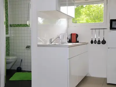 Neue Einbauküche (rechts) und schickes Bad (links)