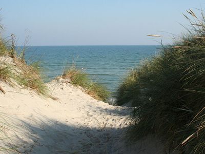 Strandhus Bratten, Blick durch die Dünen auf das Meer