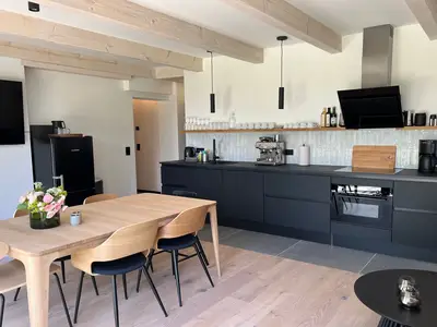 Küchenzeile und Essplatz