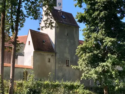 Turm von hinten mit Stadtgraben