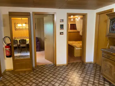 Blick vom Wohnzimmer Richtung Zimmer mit Bettsofa und Schlafzimmer