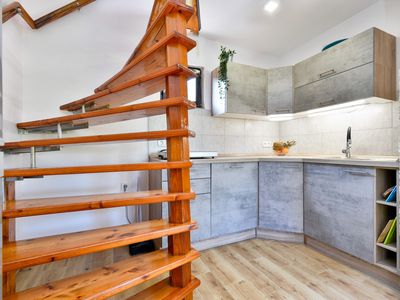 Küche mit Treppe zum Obergeschoss