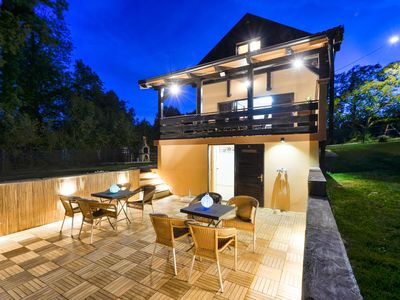 Terrasse mit Zugang zur Sommerküche