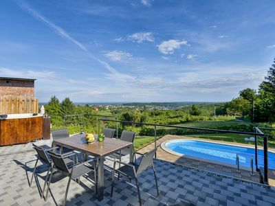 Terrasse 2 mit Whirlpool und Blick auf den Pool und die Hügel