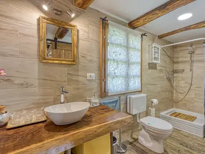 Badezimmer mit Dusche