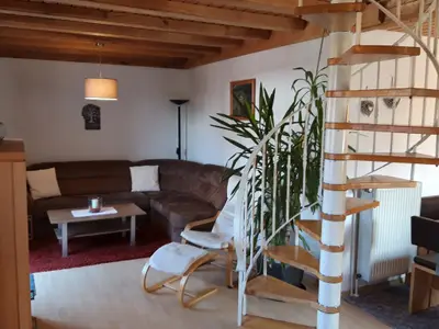 Wohnzimmer u. Wendeltreppe zum OG