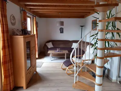 Wohnzimmer u. Wendeltreppe zum OG