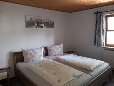 Doppelbett im Schlafzimmer EG