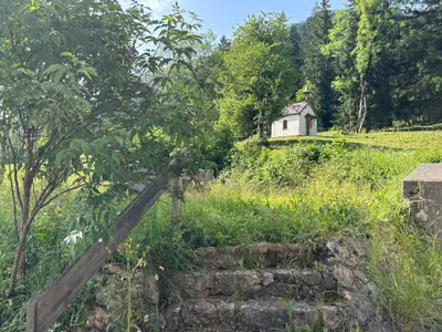 Grundstück und Kapelle oberhalb des Hauses
