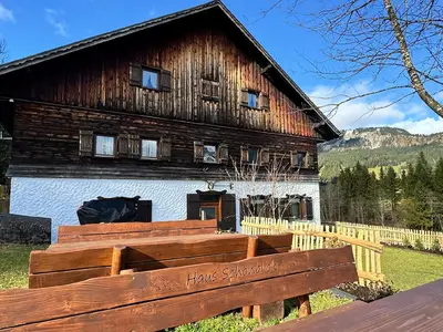 Außensitzplatz mit Feuergrill EYSA und 4-Zonen Gasgrill