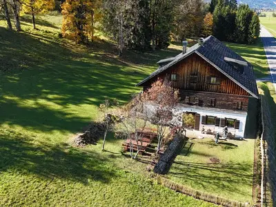 Übersichtsaufnahme vom Haus mit Grundstück