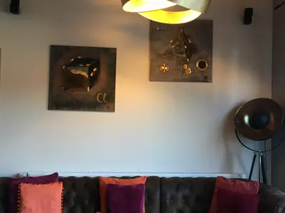 Sofaecke im Wohnzimmer mit Designer Lampe