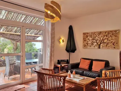 Wohnbereich mit Ausgang zur vorderenTerrasse und zum Poolbereich