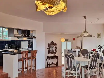 Essbereich und Theke zur Küche