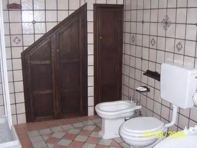grosses Bad mit Dusche, Bidet, WC und Whirlpool-Wanne