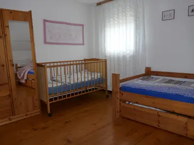 Zimmer 2 Einzelbetten und auf Wunsch mit Kinderbett