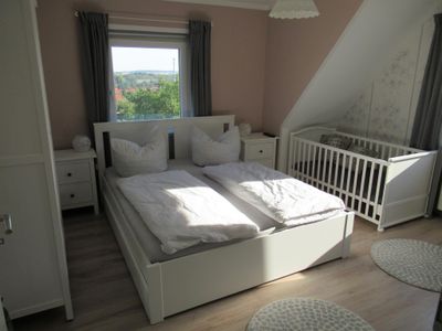 Schlafzimmer mit Babybett