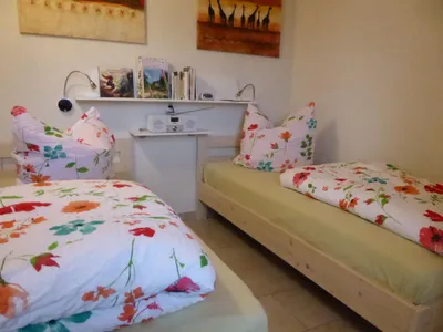 Schlafzimmer mit 2 Einzelbetten ( 90x190) - können auch zusammen gestellt werden