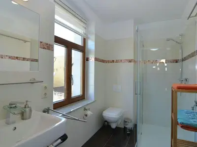 modernes Bad mit Dusche & WC in der 1.Etage