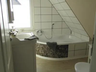 oberes Bad mit Wanne