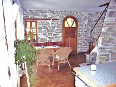 Wohnzimmer mit Eingangstür