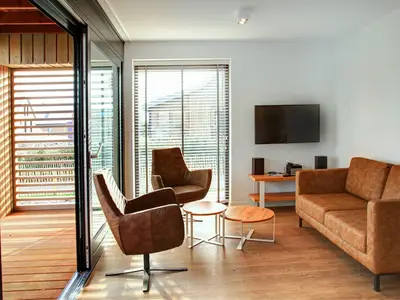 Moderne Sitzecke mit Schiebet&uuml;r zur &uuml;berdachten Terrasse