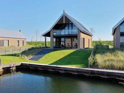 Ferienhaus am Wasser von Tholen gelegen