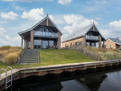 Vorderansicht des Ferienhauses vom Wasser aus