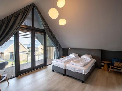 Ger&auml;umiges Schlafzimmer mit Balkon und eigenem Bad