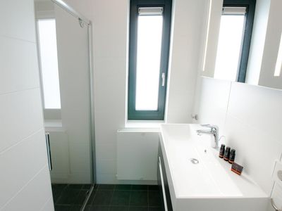 Wei&szlig;es Badezimmer mit zu &ouml;ffnendem Fenster