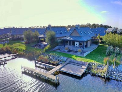 Draufsicht auf den eigenen Steg des Ferienhauses in Zeeland