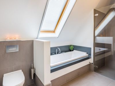 Stilvolles&comma; modernes Ferienhaus mit komplettem Badezimmer