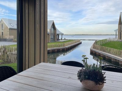 Blick auf Wasser und Natur von der Terrasse