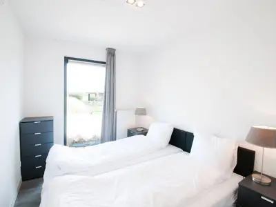 Doppelzimmer mit gemachtem Bett