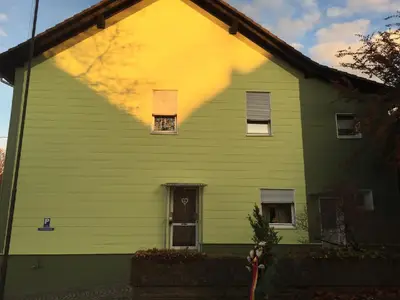 Außenansicht des Gebäudes. Haus mit Eingangsbereich