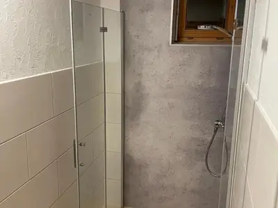 Dusche im Badezimmer