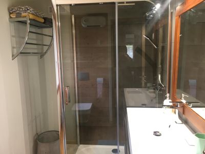 Salle de douche avec wc de la suite parentale