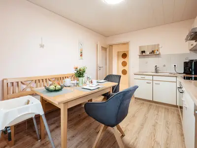Ferienwohnung Küche mit Spülmaschine und Kaffeeautomaten.