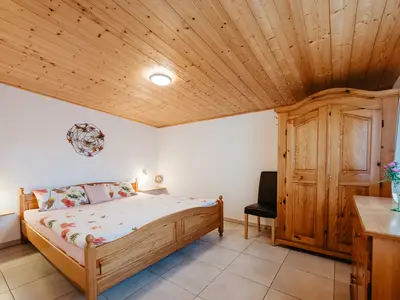 Ferienhaus Schlafzimmer mit Platz für ein KInderbett.