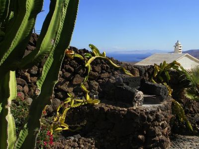 Terrasse mit Naturstein-Außengrill und Meerblick bis nach Fuerteventura