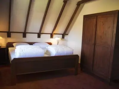 Schlafbereich. Schlafzimmer 1. Stock mit Kinderbett