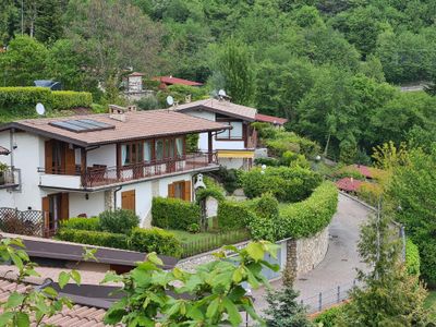 Außenansicht des Gebäudes. Außen mit Garten und Garage