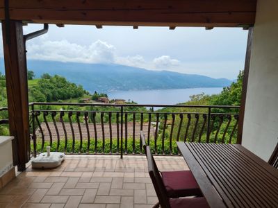 Ausblick aus dem Fenster. Seeblick vom Balkon