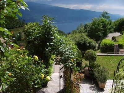 Ausblick aus dem Fenster. Seeblick vom Balkon u. Garten