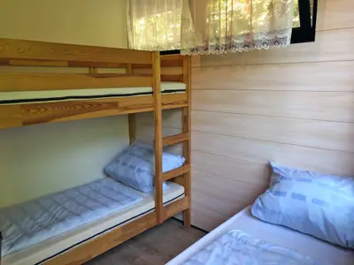 Schlafzimmer mit Stockbett und Einzelbett