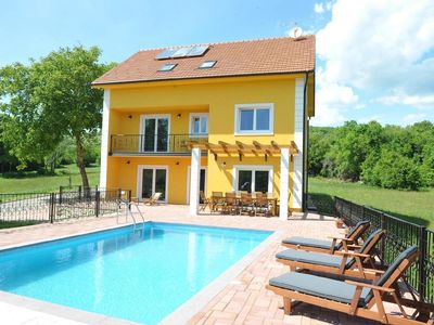 Außenansicht des Gebäudes. Alleinstehendes Ferienhaus mit Pool