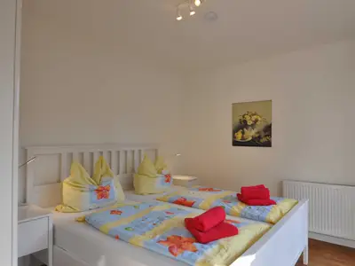 Schlafzimmer 1 großes Doppelbett.