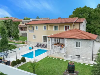 Ferienhaus für 10 Personen (230 m²) in Tinjan 1/10