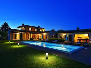 Ferienhaus für 10 Personen (240 m²) in Tinjan