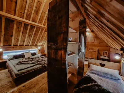 Schlafzimmer mit Doppelbett und Einzelbett